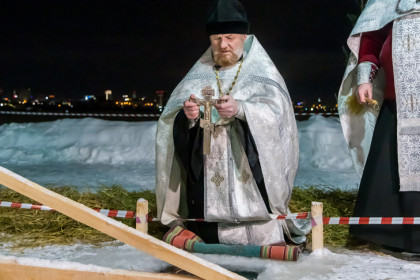 Кому запрещено пить святую воду, рассказал новосибирцам протоиерей Александр