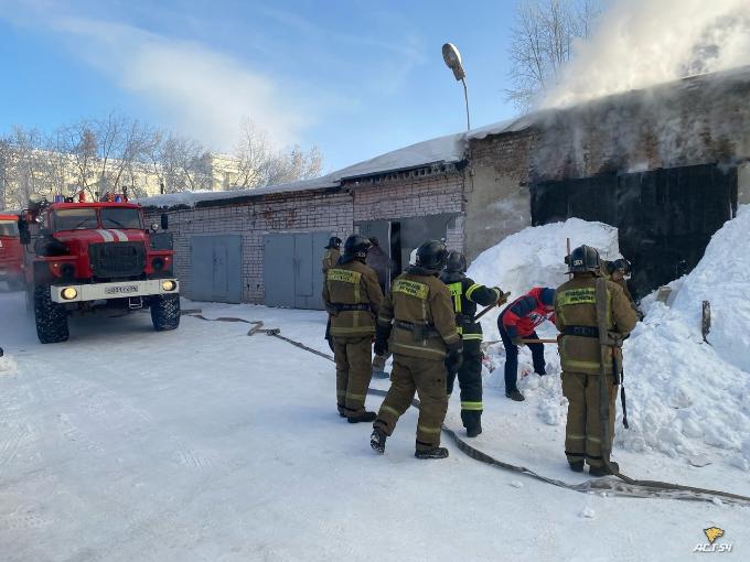 Странника в овчином тулупе спасли из горящего гаража в Новосибирске