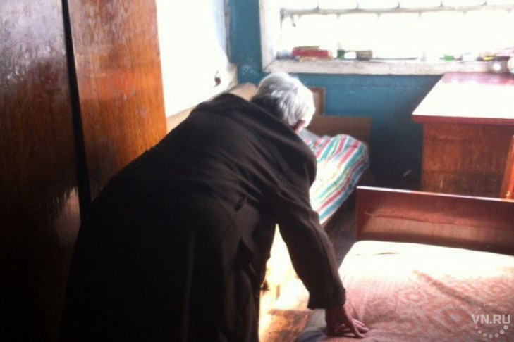  Старушка плачет на улице и просит помощи в Дзержинском районе
