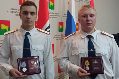 За отвагу и боевые отличия наградили двух военнослужащих из Новосибирской области