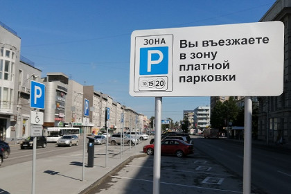 Первый день платных парковок на Красном – улицы вокруг забиты в два ряда