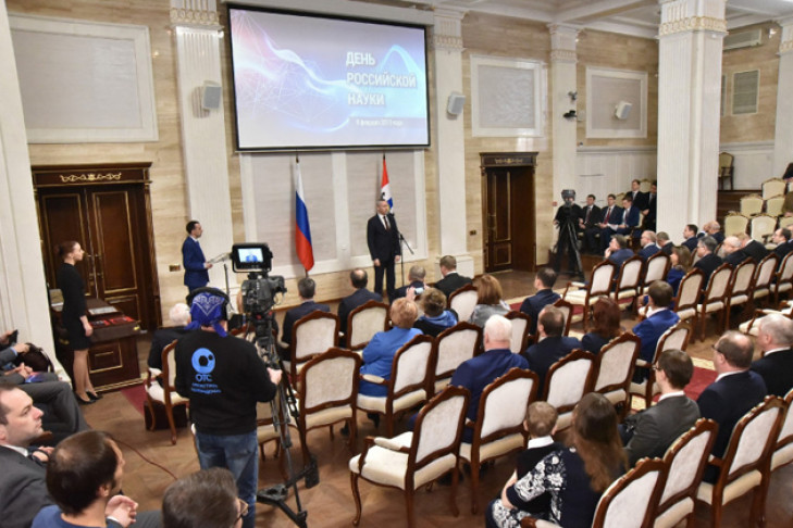 Губернатор Андрей Травников вручил награды новосибирским ученым