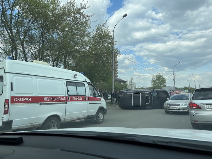 Столкновение с переворотом авто и пострадавшими произошло в Новосибирске