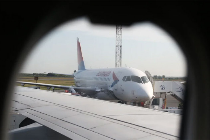 Колотившего по иллюминатору авиапассажира задержали в Толмачево