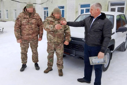 Фермер из Татарского округа вручил автомобиль бойцам спецоперации