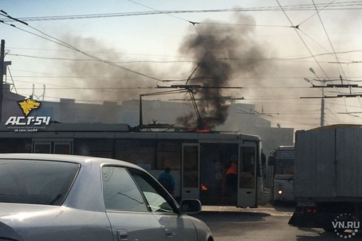 Покушение на легенду: трамвай №13 загорелся в Новосибирске