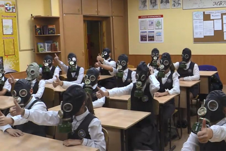 В противогазах сидели на уроке новосибирские школьники