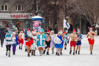 Толпа Дедов Морозов в трусах устроила забег по центру Новосибирска