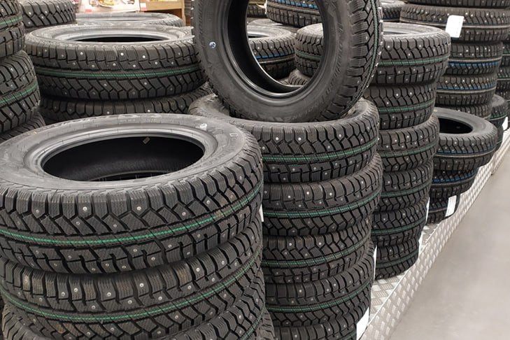 Партию шин изъяли у контрабандистов в Новосибирске и отправили на СВО