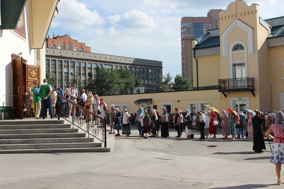 Почтить святыню жители и гости Новосибирска могут до вечера 22 июня. Фото автора