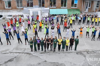 Танцевальный флешмоб в честь 1 сентября устроили 100 заключенных ИК-9