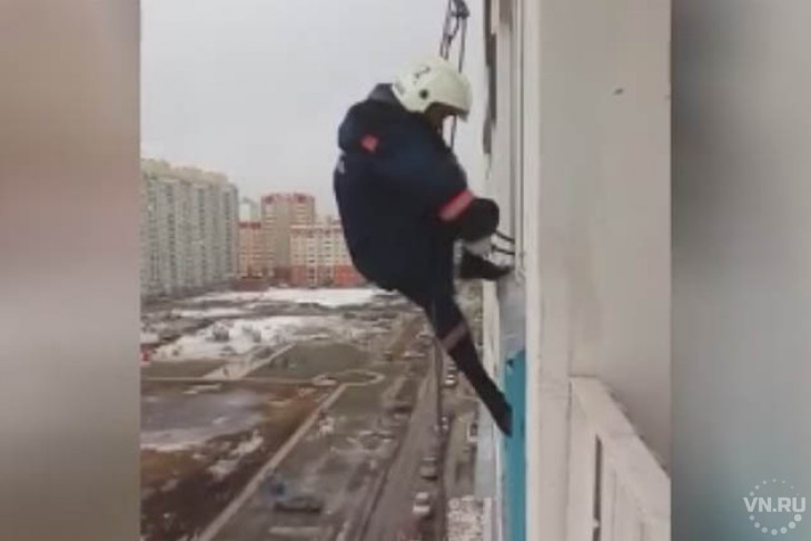 К двухлетней девочке проникли в окно спасатели в Новосибирске