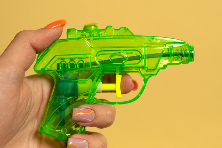 Маму пострадавшего мальчика затравили после стрельбы на Родниках