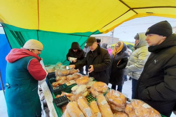 Мэр Новосибирска Локоть купил хлеб на ярмарке выходного дня