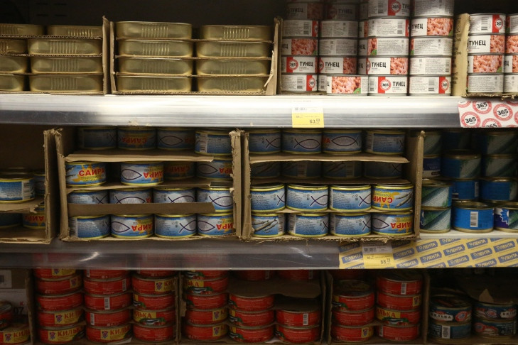 Директор фабрики получил срок за подделку рыбных консервов под Новосибирском