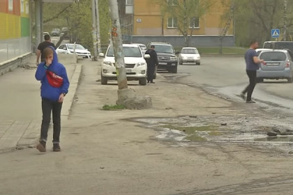 Вонь из канализации накрыла улицу Объединения в Новосибирске
