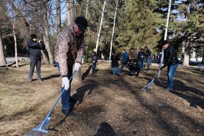 Андрей Травников поручил активизировать работу по уборке территорий к майским праздникам