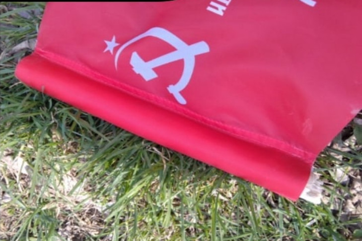 Знамена Победы сорвали вандалы в Советском районе Новосибирска