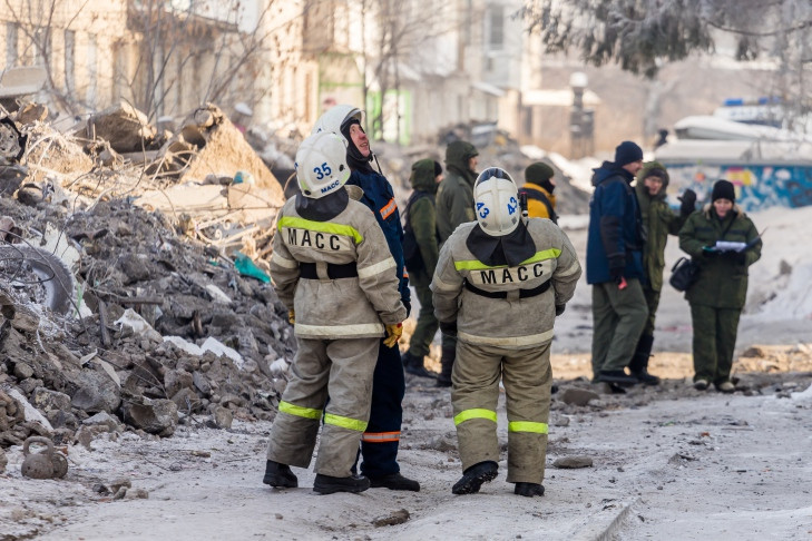 Новосибирских спасателей наградили за ликвидацию взрыва газа в доме на улице Линейной