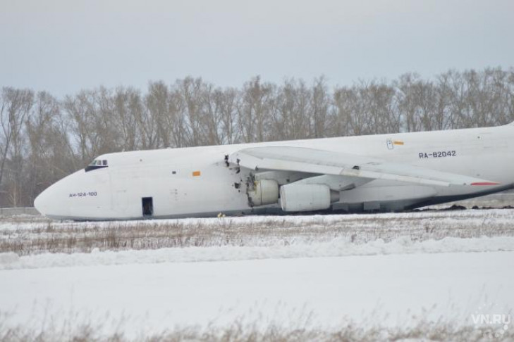 Ан-124 в аэропорту Толмачево выкатился за пределы взлетной полосы
