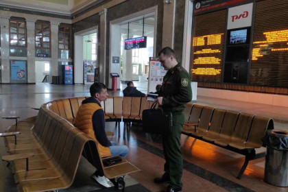 Покупателей гражданства РФ увезли в военкомат с вокзала Новосибирск-Главный