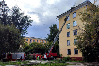 Пятиэтажный дом загорелся в Новосибирске: идет эвакуация жильцов