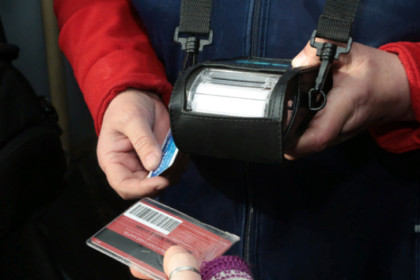 Школьницу без билета пытались высадить из автобуса №50 в Новосибирске