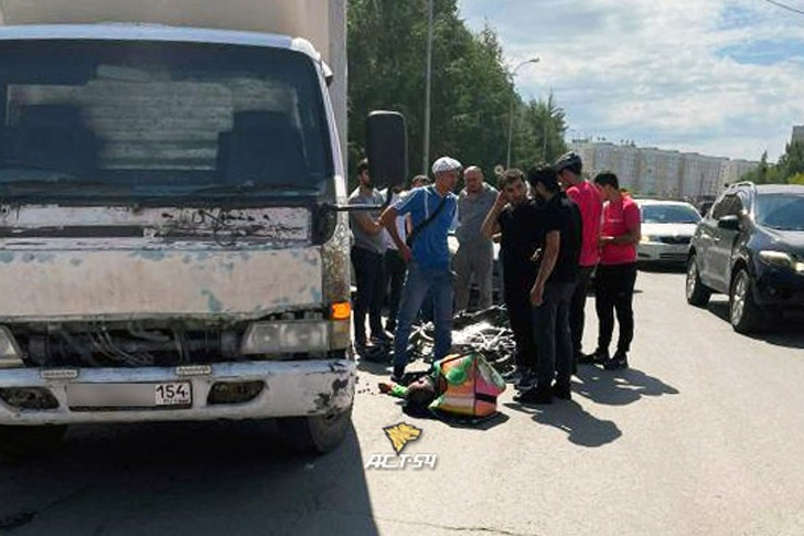 Курьер попал под колеса грузовика в Новосибирске