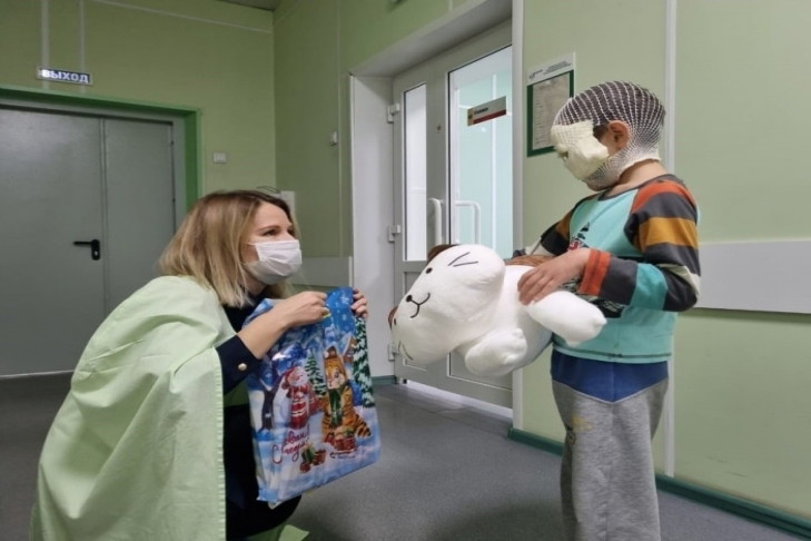 За спасение ребенка от разъяренной собаки наградили жительницу Кольцово