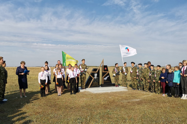 Погибшему летчику установили памятник в Карасукском районе