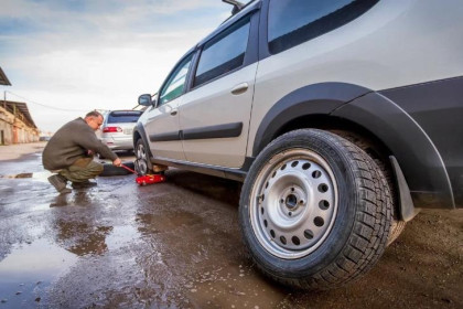 Сроки смены зимней резины в Новосибирске весной-2026 озвучил эксперт ФАР