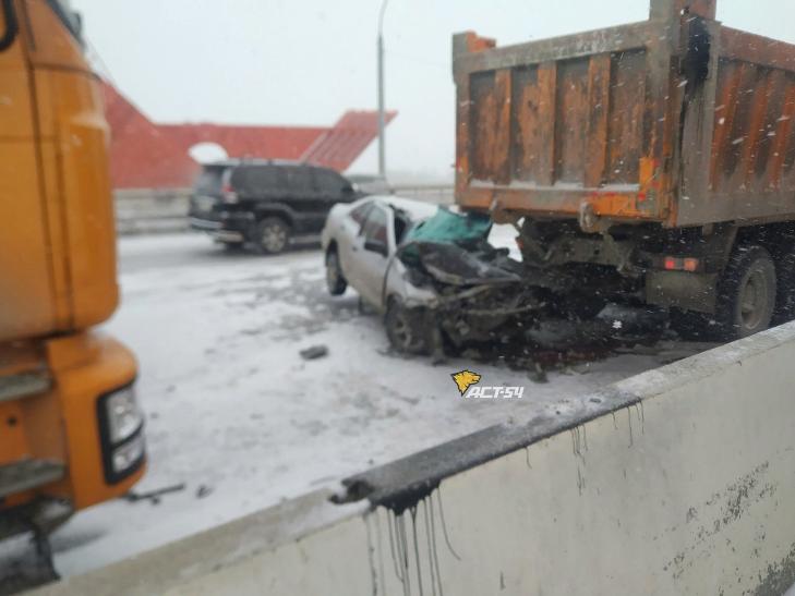 Лихач на седане врезался в КамАЗ на Бугринском мосту в Новосибирске
