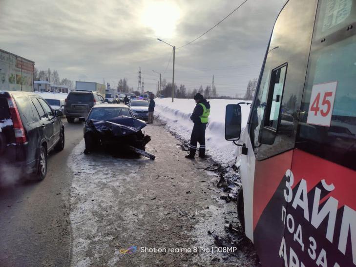 Водитель BMW выехала на встречку и врезалась в маршрутку в Новосибирске: пострадали шесть человек