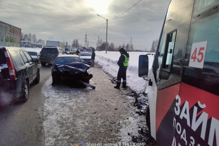 Водитель BMW выехала на встречку и врезалась в маршрутку в Новосибирске: пострадали шесть человек