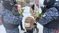 Росгвардейцы дарили женщинам тюльпаны на улицах Новосибирска
