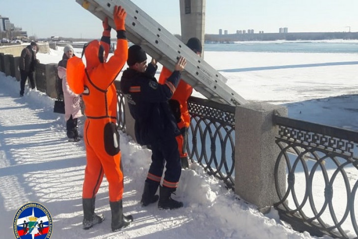 Житель Новосибирска прыгнул на лед Оби с Октябрьского моста и выжил 