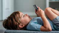 В России хотят запретить детям пользоваться смартфонами