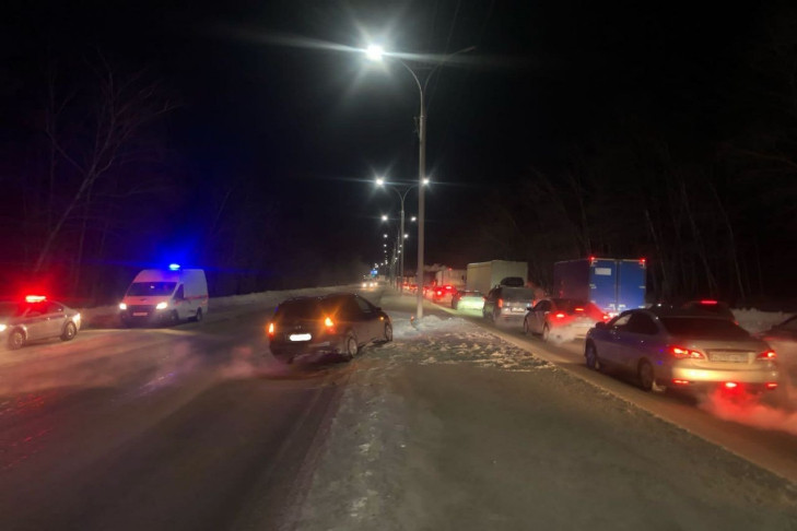 Машина с 5-летним ребенком врезалась в световую опору на Бердском шоссе Новосибирска