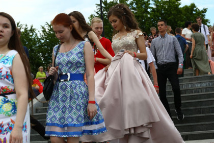 Платья на выпускной-2021 в школах Новосибирска: шик, блеск и безумные траты