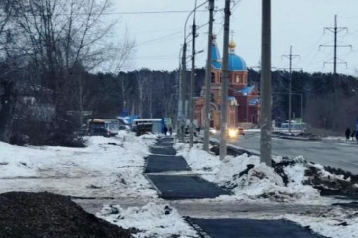 Дорожные рабочие положили асфальт на снег и распоряжение мэра Новосибирска