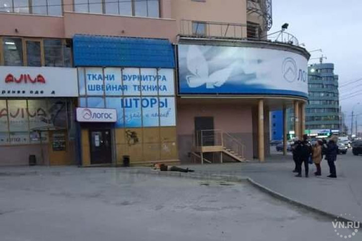 Парень и девушка выпрыгнули из окна в центре Новосибирска