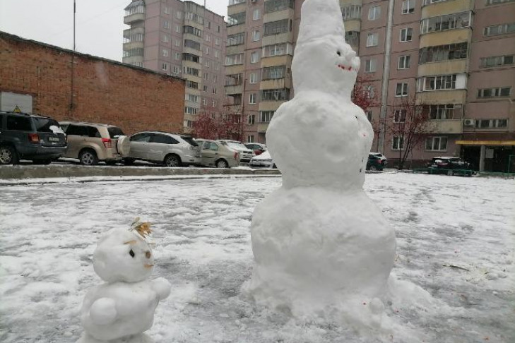 Сотни снеговиков появились во дворах Новосибирска в последний день октября