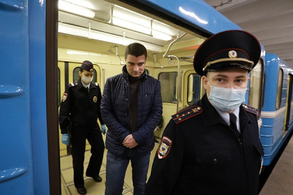 Облаву на «безмасочников» в метро устроили полицейские в Новосибирске