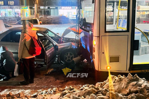 На Красном проспекте столкнулись Toyota и троллейбус: есть пострадавшие