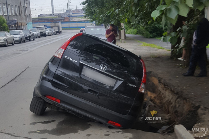 Honda провалилась в асфальт по лобовое стекло в Новосибирске