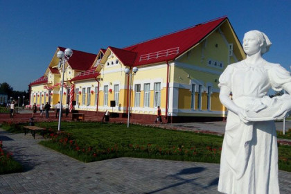 Новый вокзал с памятником–паровозом открыли в Черепаново 
