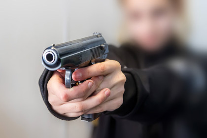 В Новосибирске полиция ищет выстрелившего в глаз подростку хулигана