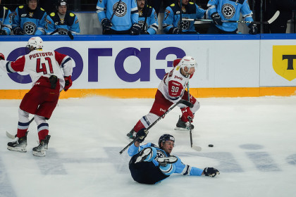 Туго идёт: «Сибирь» завершила серию домашних матчей поражением от «Локомотива»