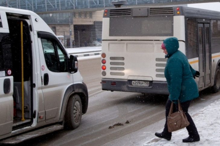 Проходы в снежных валах пробивают коммунальщики Новосибирска     