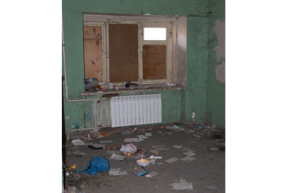 Общежитие на металлолом разбирают жильцы в Куйбышеве